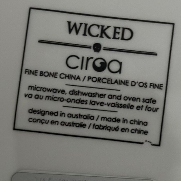 Skull Plate with roses Purchased in Europe; comes with a free gift - Picture 3 of 3